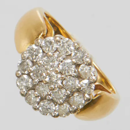 Ring med 19 diamanter 1,50ctv enligt gravyr, Ø17¾, bredd: 2,7-13mm, 18K Vikt: 7,7 g