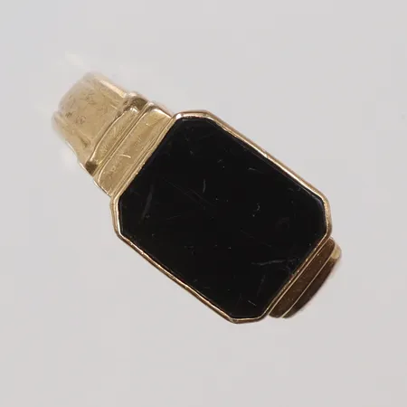 Klackring med svart sten, stl 20, bredd 3mm, sliten, 18K, bruttovikt 5,4g Vikt: 5,4 g