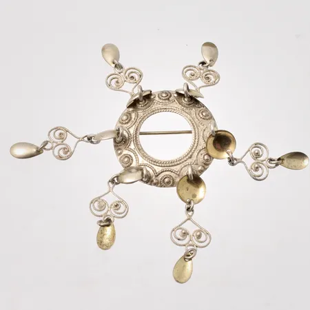 Brosch i silver med förgyllda detaljer, mått 28,4x60,5mm, 830/1000, vikt 7,31g.