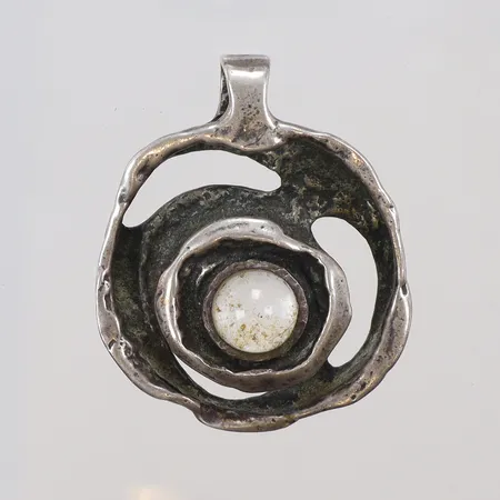 Hänge med vit sten 33x41mm, stämplad OE, silver 830/1000 Vikt: 22,8 g