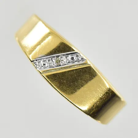 Ring med vit sten, stl 21, bredd 4-7 mm, gulguld/vitguld, 18K. Vikt: 3,2 g