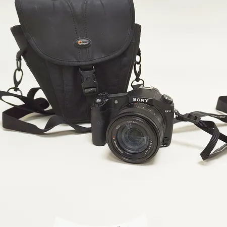 Digital kompaktkamera Sony RX10 MK II, 20MP, lanserad 2015, axelrem, kameraväska, saknar laddare samt minneskort. 