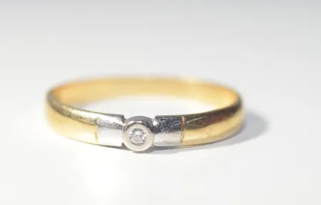 1 ring m brilj 18k 1,8 gr Ø 17,25 mm, 42253:1/2022 Vikt: 1,8 g