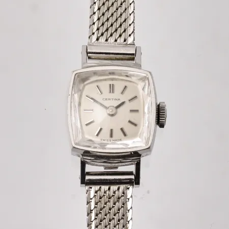 Damur Certina i 18K vitguld, ca 15,5x17,5mm, manuell, verk-nr 13-22, boett-nr 800 3129 67, integrerad länk i 18K vitguld, längd inklusive ur ca 18cm, bruttovikt 25,78g, ca nettovikt 21,86g.