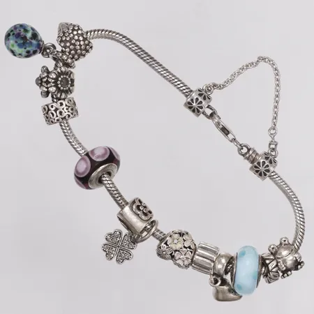 Armband, Pandora med 14 berlocker, varav en dubbel med säkerhetskedja, längd ca18cm, bredd 3-15mm, 925/1000 silver  Vikt: 51,9 g