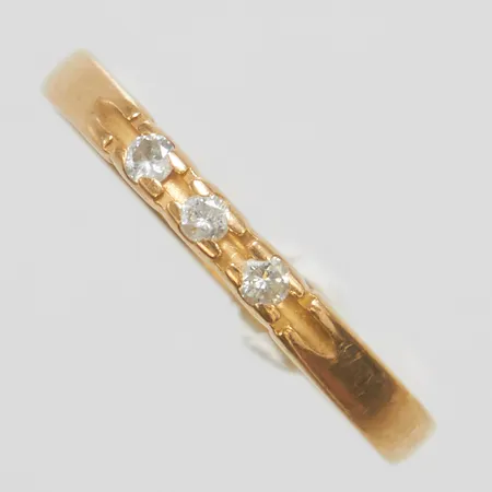 Ring, Ø18½, bredd: 2,2-2,5mm, 3 diamanter 0,09ctv enligt gravyr, 18K Vikt: 2,1 g