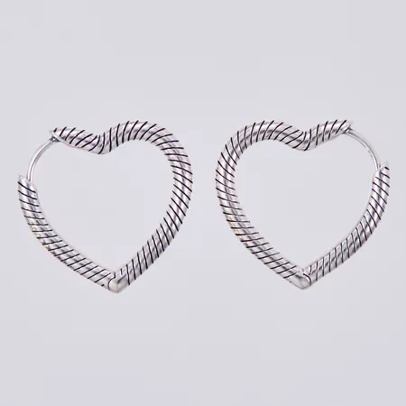 Ett par örhängen, hjärtformade, Pandora, längd: ca 2,2cm, bredd: ca 3mm, 925/1000 silver  Vikt: 6,7 g