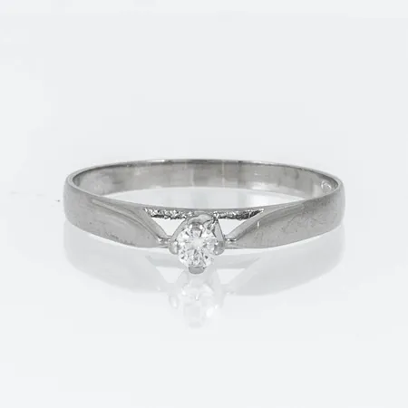 Ring i 18K vitguld med 1 x 0,08ct briljantslipad diamant. Den är i storlek 17½, är 1,9 - 2,6 mm bred och väger 1,8g. Stenstorlek 0,08ct ingraverad. Stämplad Z9 (1974), GD&Co (Guldvaruaktiebolaget G. Dahlgren & Co AB, Malmö), 18K & kattfot.