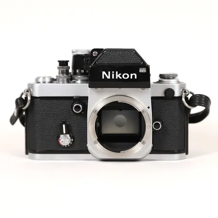 Nikon F2, med Photomic, krom, serienummer 7263676, 1970-tal, med Nikkor-p 1.2.5 f=105mm, med motljusskydd och linsskydd, ej funktionstestad, smärre bruksslitage, photomic med någon mindre torrspricka i plast.  Vikt: 0 g