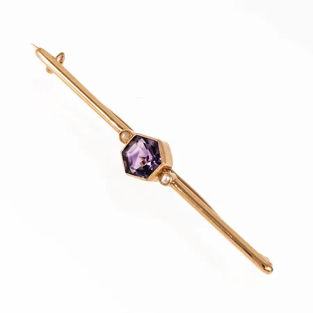 Brosch i 18K guld med halvpärlor och lila sten. Det är 1,9 - 8 mm brett, 57 mm långt och väger 2,6g. Tillverkad 1919 av Rudolf Albertini, Stockholm. Stämplad 18K & kattfot. Krokig nål