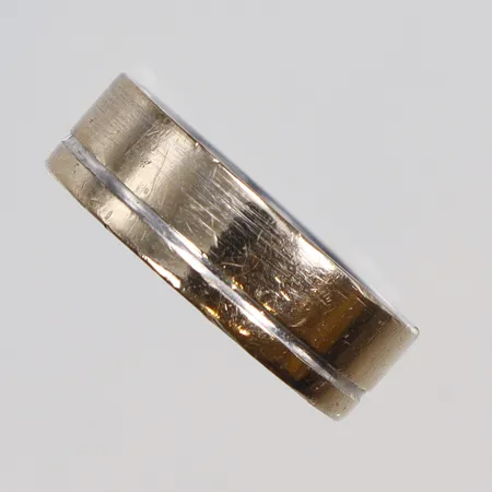 Ring, stl 16¼, bredd 5mm, gravyr, vitguld, 18K Vikt: 6,8 g