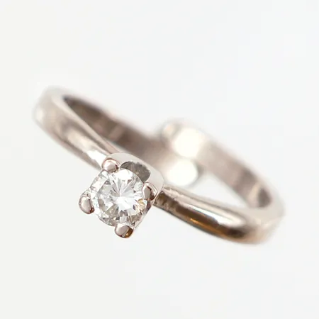 Ring med diamant ca 1x0,17ct, stl 15, bredd: 2-4mm, justerbar skena, vitguld, 18K  Vikt: 2,4 g
