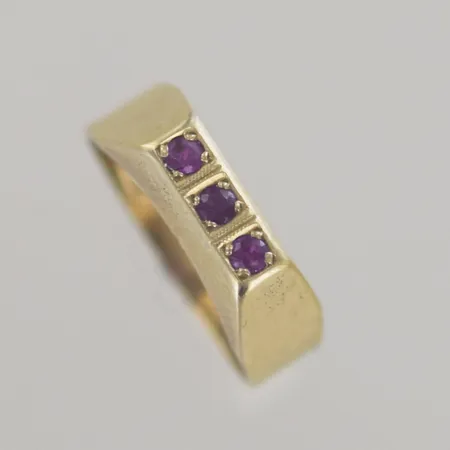 Ring med röda stenar 60-tal, Ø 18¼ mm, bredd 4 mm, 18K Vikt: 3,4 g