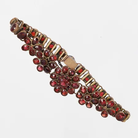 Armband med röda stenar, troligen granater, innermått 17cm, bredd: 5,8-18mm, metall