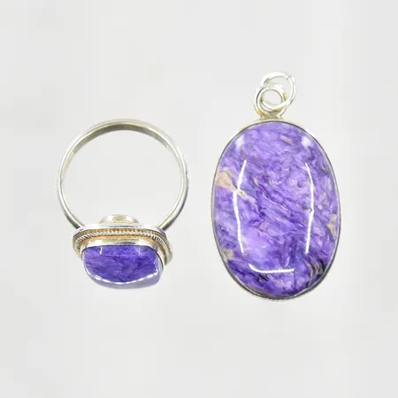 Ring samt hänge med lila sten, ring stl 17, hänge längd 33 mm, bredd 19 mm, ostämplade, silver. Vikt: 12,5 g