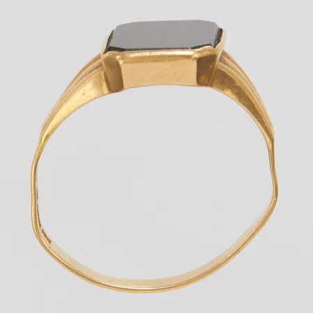 Klackring med onyx, defekt skena, repig sten, 18K Vikt: 3,5 g