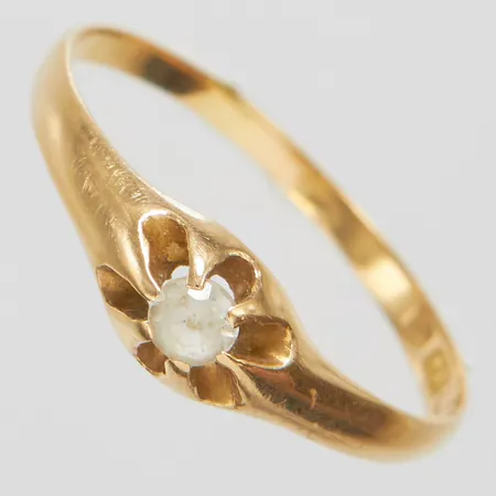 Ring med vit sten, Ø19, bredd: 1,5-5,6mm, 18K Vikt: 1,6 g