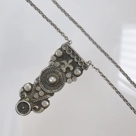 Collier i vitmetall, möjligen tenn, längd ca 70cm, mönstrat stämplad HA, ETE 