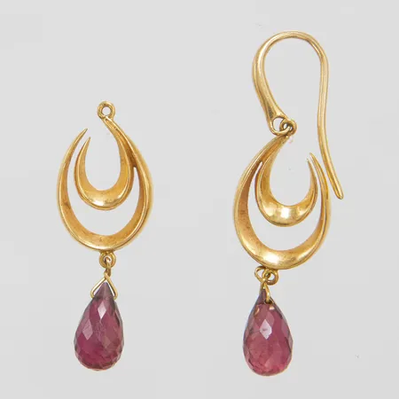 Örhängen med briolettslipade rosa turmaliner, längd: ca.45mm med krok, bredd: 12,3mm, en krok saknas, 18K Vikt: 5,9 g