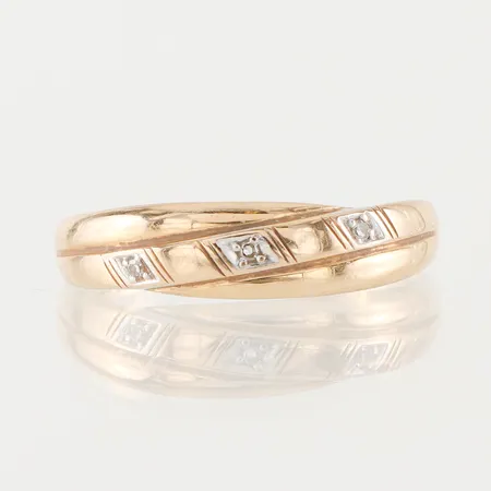 Ring med 3 st små diamanter, storlek 18 mm, bredd 1.6-4.9 mm, 18k. Vikt: 2 g