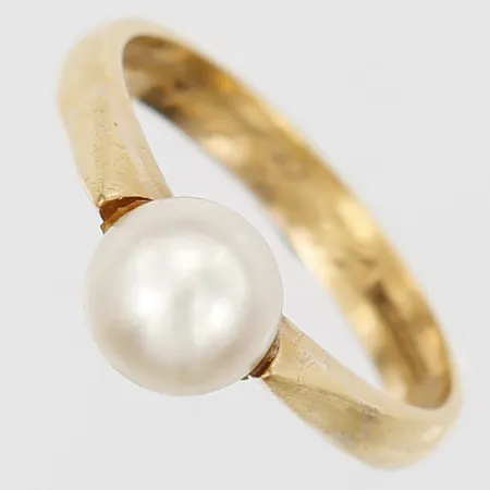 Ring med odlad saltvattenpärla Akoya, Ø 7mm, stl: 17½, bredd: 3mm, gravyr, 23K guld Vikt: 4,2 g