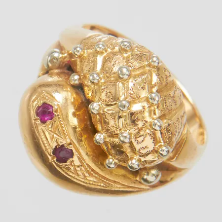 Ring, stl: 17, bredd: 4,3-18,9mm, rubiner, skadade, 18K  Vikt: 9,2 g