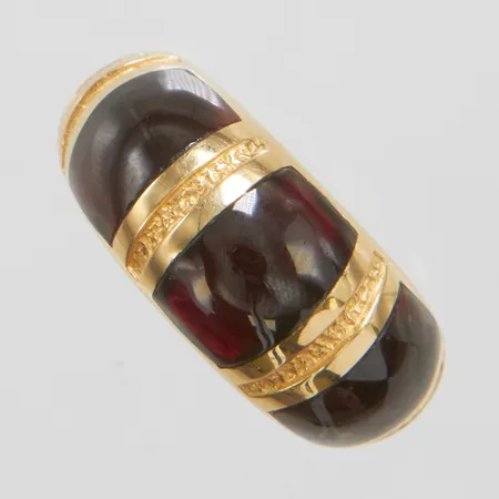 Ring med emalj, Ø17¾, bredd: 5,7-10,6mm, 14K Vikt: 10,3 g