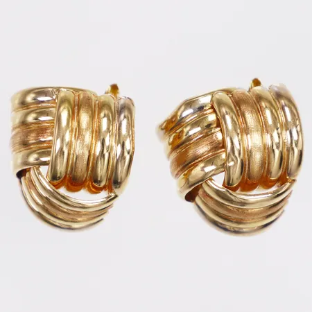 Ett par örhängen, längd 24mm, bredd ca23mm, bucklig, skeva stift, ostämplad, 21K Vikt: 5,3 g