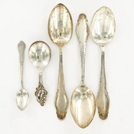 Fem skedar olika storlekar och modeller, silver 830/1000 Vikt: 154,3 g