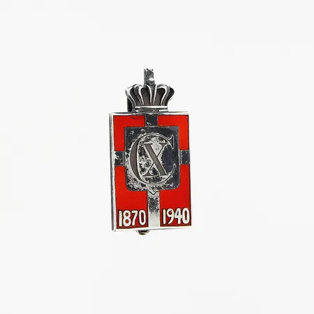 Brosch Georg Jensen, 24x14mm, minnesmedalj, Kung Christian X, 1870-1940, röd emalj, silver 925/1000. Vikt: 2,9 g