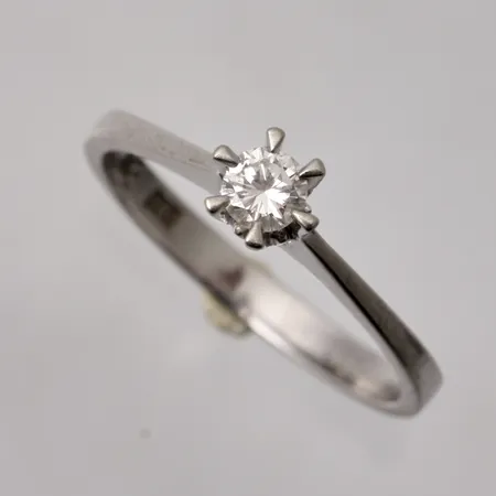 Stjärnringring i 18K vitguld, stl17½, bredd 1mm, 1st diamant, 0,19ct, vikt 2,49g.