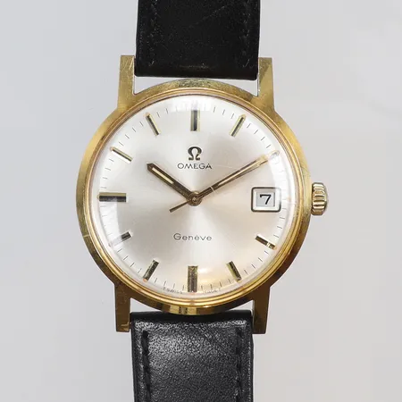 Herrur Omega Genève 18K Ø34,5mm, ref nr. 135.070, snr. 31297492, ca år 1969, cal. 613, gravyr daterad 1971, datum, manuell uppdragning, defekt läderband, originalkrona och glas, med repor, bruttovikt 40,1g 