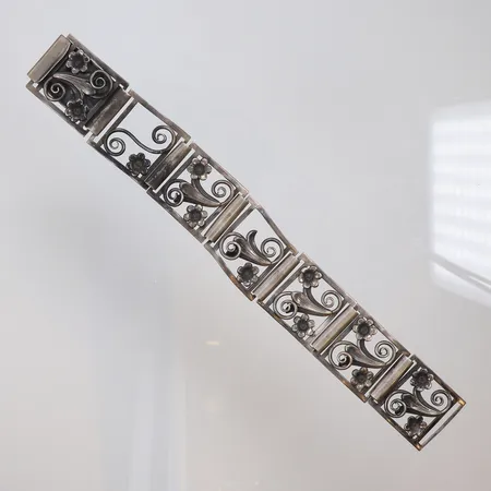Armband 21cm bredd 26mm, skev, mönstrat med blommor, GK (Ge-Kå-Smyckek G Kaplan) 1949 silver 830/1000 Vikt: 39,6 g