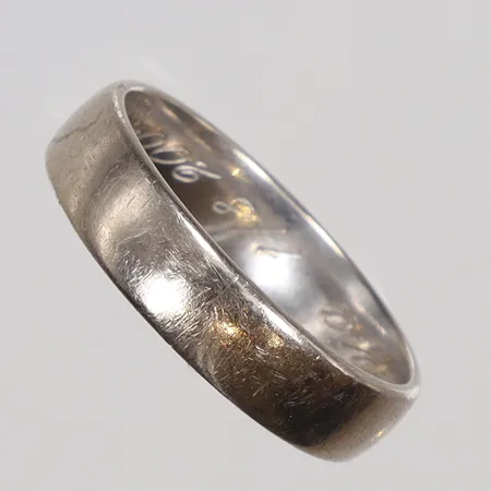 Slät ring, stl ca 18½, gravyr, vitguld, 18K Vikt: 5,7 g