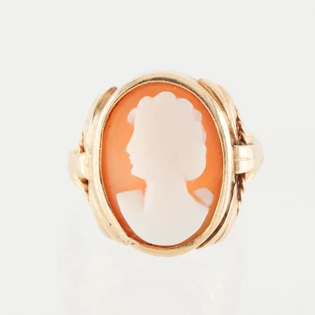 Ring med camé, storlek 16 ½ mm, bredd 1.8-19 mm, 18k. Vikt: 4,7 g