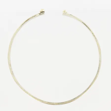 Armring Ebba Huberyc Simrishamn, Ø68mm, öppen modell, bredd 3mm, förgyllda kulor på ovansida, skevheter/tilltryckningar, silver 925/1000. Vikt: 14,6 g