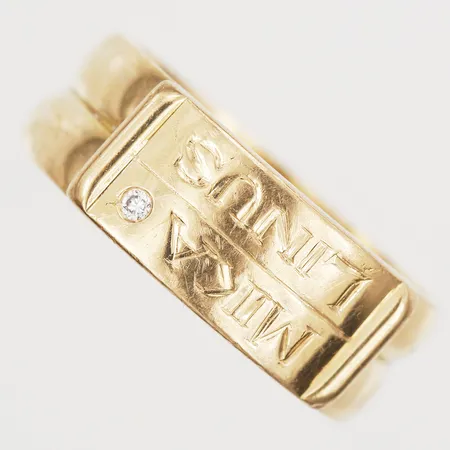 Ring med diamant i x ca 0,02ct, stl: ca 22½, bredd: 9 mm, gravyr, 18K guld. Vikt: 12,3 g