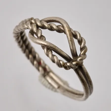 Ring i silver, stl17, bredd 2,3-7,9mm, 830/1000, vikt 1,6g.
