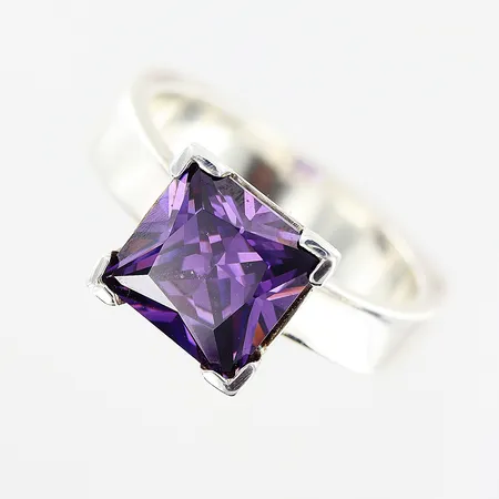 Ring, lila sten, stl 16¾, bredd 3,5-5mm, GHA, 925/1000 silver  Vikt: 6,4 g
