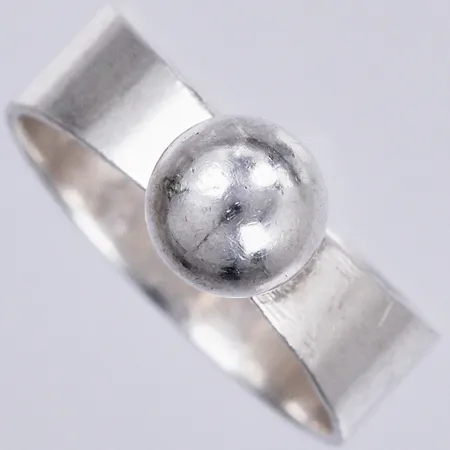 Ring Svedboms Guldsmeds Ab Hov 1968, stl: 14 ¾ , bredd ca 5mm, silver Vikt: 1,8 g