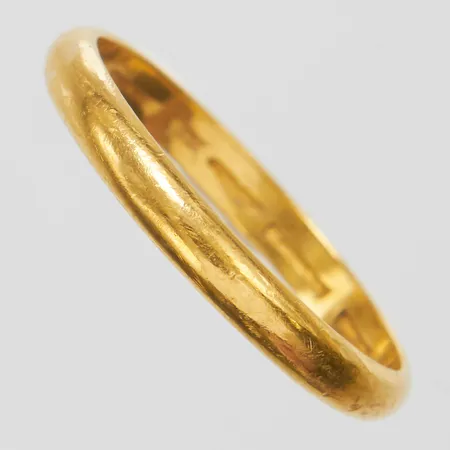 Ring, slät, Ø20¼, bredd: 3mm, spår av personlig gravyr, 23K Vikt: 3,9 g