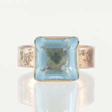 Ring med sten, N S E Guldvaru Aktiebolag Köping, storlek ca 17 mm, bredd 4.5-10.6 mm, silver. Vikt: 4 g