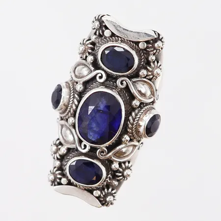 Ring med blå stenar, stl 15½, bredd: 5-40mm, justerbar skena, ostämplat silver  Vikt: 21,3 g