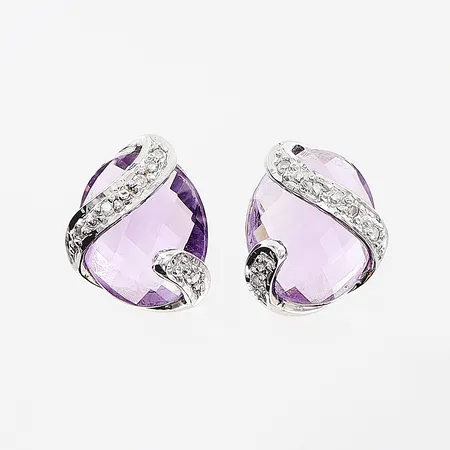 Ett par örhängen, fasettslipade ametister, diamanter 10 x ca 0,005ct, tillverkarstämpel NG, längd 12mm, bredd 10mm, vitguld, bruttovikt: 4,7gram Vikt: 4,7 g
