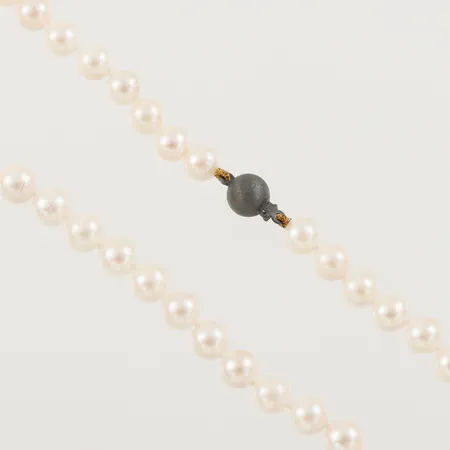 Collier med odlade sötvattenspärlor, längd ca 45 cm, pärlans diameter ca 6 mm, silverlås. Vikt: 0 g