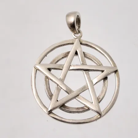  Hänge i silver, mått 26,3x35,9mm, 925/1000, vikt 5,47g.