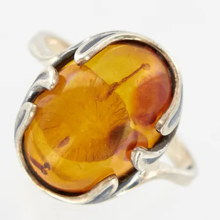 Ring med bärnsten, stl: 20¾, silver 925/1000 Vikt: 4,8 g