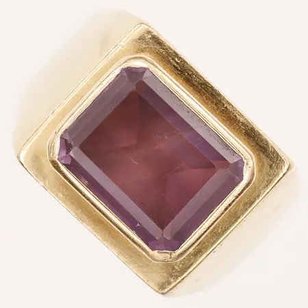 Klackring med smaragdslipad ametist, stl: 15, bredd: 3 - 11 mm, 18K guld. Vikt: 5,8 g