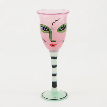Pokalglas, Kosta Boda Ulrica Hydman-Vallien, Open Mind, signerad och numrerad 98823, höjd ca 24 cm. Skickas inom Sverige Vikt: 0 g Skickas med postpaket.