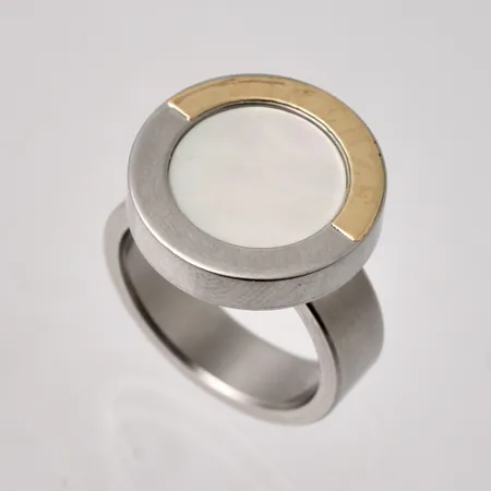 Ring i stål, stl 18¼, bredd 6-19mm, pärlemor, mått 13mm, förgylld detalj med text Firenze.